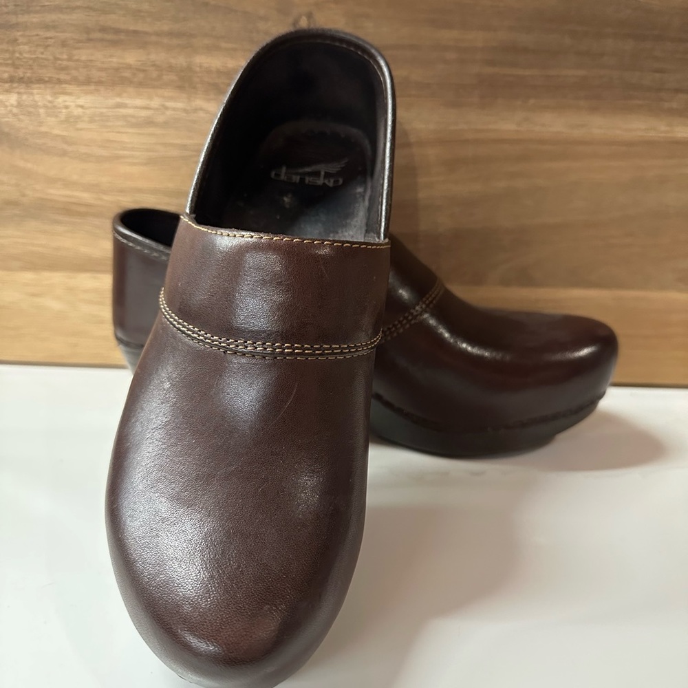 Dansko Prima Brown Leather Chunk Heel Clogs  Womens  sz 39